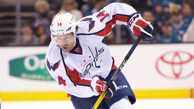 justin-williams-dances-on-capitals-bench-cotton-eye-joe-960.jpg